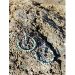 Boucles d’oreilles en turquoise africaine facettée posées sur pierre naturelle en Bretagne, créoles en acier inoxydable avec perles marbrées vert bleuté et breloques étoiles argentées.