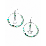 Boucles d’oreilles en turquoise africaine facettée sur fond blanc, créoles argentées avec perles vert bleuté, intercalaires inox et breloques étoiles.