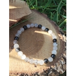 Bracelet Tourmaline noire et Quartz tourmaliné sur bois naturel au soleil, bijou 6 mm pour équilibre émotionnel et force intérieure.