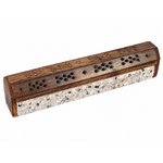 Porte-encens cercueil en bois sur fond blanc, motifs ajourés, éléments en pierre de lune et support pour bâton d’encens.