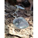 Porte-clés Fluorite multicolore avec attache argentée, accessoire de sac associé à la clarté et l’harmonie.