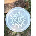 Porte-encens rond en Sélénite gravée, motif pentacle avec lunes et triskell au centre, support pour bâton d’encens.