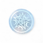 Gros plan sur porte-encens Sélénite Pentacle Lunes et Triskell sur fond blanc, pierre blanche nacrée et symbole de protection.