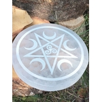 Porte-encens Sélénite Pentacle Lunes et Triskell posé sur rondins de bois et herbe, gravure blanche avec triskell central.
