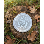 Porte-encens en Sélénite blanche avec gravure ésotérique pentacle, lunes et triskell, décor d’autel spirituel.