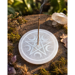 Porte-encens Sélénite Pentacle avec lunes et triskell central, posé dans une ambiance rituelle lumineuse et protectrice.