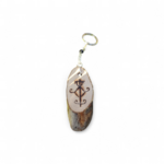 Porte-clés talismanique Magic Gaïa sur fond blanc, tranche de bois gravée d’un sigile activé et perle de Tourmaline noire.