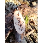 Porte-clés Magic Gaïa en bois pyrogravé sur écorce sèche, sigile activé et Tourmaline noire pour protection symbolique.