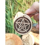 Médaillon rond en bois avec pentacle gravé, porte clés artisanal au style ésotérique pour accompagner les intentions positives.