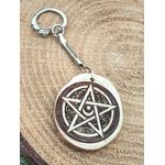 Porte clés en bois pentacle création artisanale, bijou de sac symbolique à accrocher au quotidien pour stabilité et confiance.
