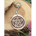 Porte clés pentacle en bois gravé, médaillon ésotérique avec anneau argenté, création artisanale pour protection symbolique et ancrage.