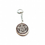 Porte clés pentacle en bois gravé sur fond blanc, médaillon rond avec anneau argenté, création artisanale ésotérique pour protection et équilibre.