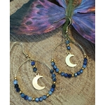 Boucles d’oreilles lapis lazuli facetté avec lunes dorées sur bois et papillon violet, bijou céleste lié à l’intuition.