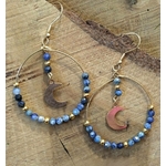 Boucles d’oreilles lapis lazuli facetté sur rondin de bois, acier inoxydable doré et lunes suspendues pour intuition et confiance.