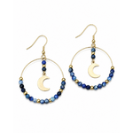 Boucles d’oreilles en acier inoxydable doré sur fond blanc, perles de lapis lazuli facetté et breloques lune célestes.