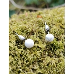 Boucles puces en Howlite blanche 6 mm sur décor minéral, bijou sobre en acier inoxydable argenté pour sérénité et clarté intérieure.