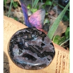 Galet poli gabbro merlinite mystique aux marbrures contrastées, pierre sombre de transition pour stabilité intérieure et clarté.