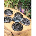 Galet gabbro naturel aussi appelé merlinite mystique, pierre polie sombre et veinée pour protection symbolique et introspection.