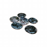 Galet gabbro merlinite mystique sur fond blanc, pierre polie marbrée noire grise et rose liée à la protection énergétique.