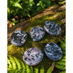 Galets gabbro merlinite mystique en forêt sur mousse et bois naturel, pierres polies pour recentrage et connexion aux ressentis subtils.