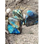 Trois formes libres en labradorite polie sur roche naturelle, reflets bleus et dorés pour protection énergétique et intuition.