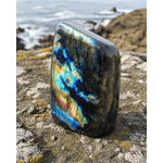 Labradorite forme libre debout avec labradorescence intense, pierre grise irisée associée à la protection des énergies lourdes.