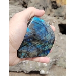 Labradorite de Madagascar en forme libre polie, reflets bleu électrique et vert doré pour hypersensibilité et sérénité.