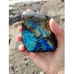 Forme libre labradorite aux reflets d’aurore boréale, pierre naturelle unique pour filtrer symboliquement les ambiances.