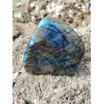 Formes libres labradorite sur fond blanc, pierres polies aux reflets bleus et dorés pour intuition, harmonie et énergie protectrice.