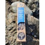 Encens organique AUM Contra Mau Olhado 25 g en situation sur roche, avec décor marin breton et intention de protection douce.