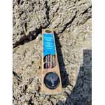 Boîte d’encens Contre le Mauvais Œil AUM Organico 25 g en extérieur, pour purification de l’espace et ambiance apaisée.