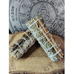 Bâton de purification sauge blanche, cèdre et cannelle présenté avec feuilles séchées et bâton de cannelle pour rituel végétal.