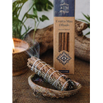 Fagot de sauge blanche, cèdre et cannelle en ambiance naturelle, support rituel pour purifier l’espace et poser une intention claire.