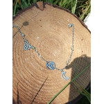 Chaîne de cheville triquetra et lune en acier inoxydable argenté, avec perles de labradorite et aqua aura 4 mm sur décor naturel.
