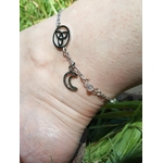 Détail de chaîne de cheville en acier inoxydable, breloque triquetra, lune argentée et petites perles de labradorite aqua aura.