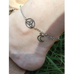 Chaîne de cheville ésotérique argentée avec labradorite, aqua aura, lune et triquetra, style céleste délicat à porter l’été.