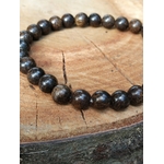 Bracelet en bronzite présenté avec un style naturel Magic Gaïa, pierre de protection symbolique aux reflets chauds et profonds.