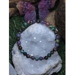 Bracelet équilibre émotionnel posé sur amas de quartz, perles 6 mm colorées pour apaisement du cœur et harmonie intérieure.