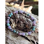 Bracelet en tourmaline rose, rhodonite et turquoise africaine sur décor naturel, perles 6 mm pour apaisement et compassion.