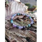 Bracelet équilibre émotionnel posé sur bois, pierres naturelles colorées pour harmonie du cœur, expression plus fluide et sérénité.
