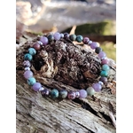 Détail du bracelet équilibre émotionnel, nuances roses et vert bleuté pour amour de soi, calme du cœur et équilibre intérieur.