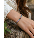Bracelet équilibre émotionnel porté au poignet, perles roses et bleu vert pour douceur intérieure, amour de soi et stabilité émotionnelle.