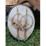 Création Magic Gaïa, créoles labradorite dorées posées sur bois clair, perles grises et chaînes fines pour intuition et éclat solaire.