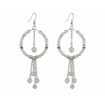 Boucles d’oreilles créoles labradorite sur fond blanc, version argentée avec perles grises, chaînettes et pierre suspendue.