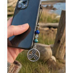 Bijou de téléphone accroché à une coque, création Magic Gaïa aux nuances bleues pour expression plus fluide, apaisement et équilibre.