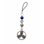 Bijou de téléphone triskèle sur fond blanc, création Magic Gaïa en lapis lazuli, aqua aura centrale et aqua terra pour clarté et protection symbolique.