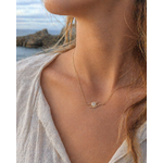 Collier cœur porté au cou en bord de mer, acier inoxydable doré rose pour douceur, amour de soi et élégance discrète.