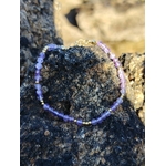 Sélection Magic Gaïa en améthyste facettée sur roche sombre, bracelet lumineux pour recentrage et douceur protectrice.