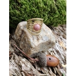 Bague dorée ajustable en acier inoxydable avec pierre rose, design multi-rangs au style féminin et élégant.