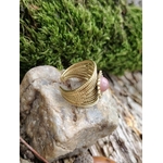 Bague dorée pierre rose présentée en vue rapprochée, anneau ajustable en acier inoxydable au rendu chic et tendre.